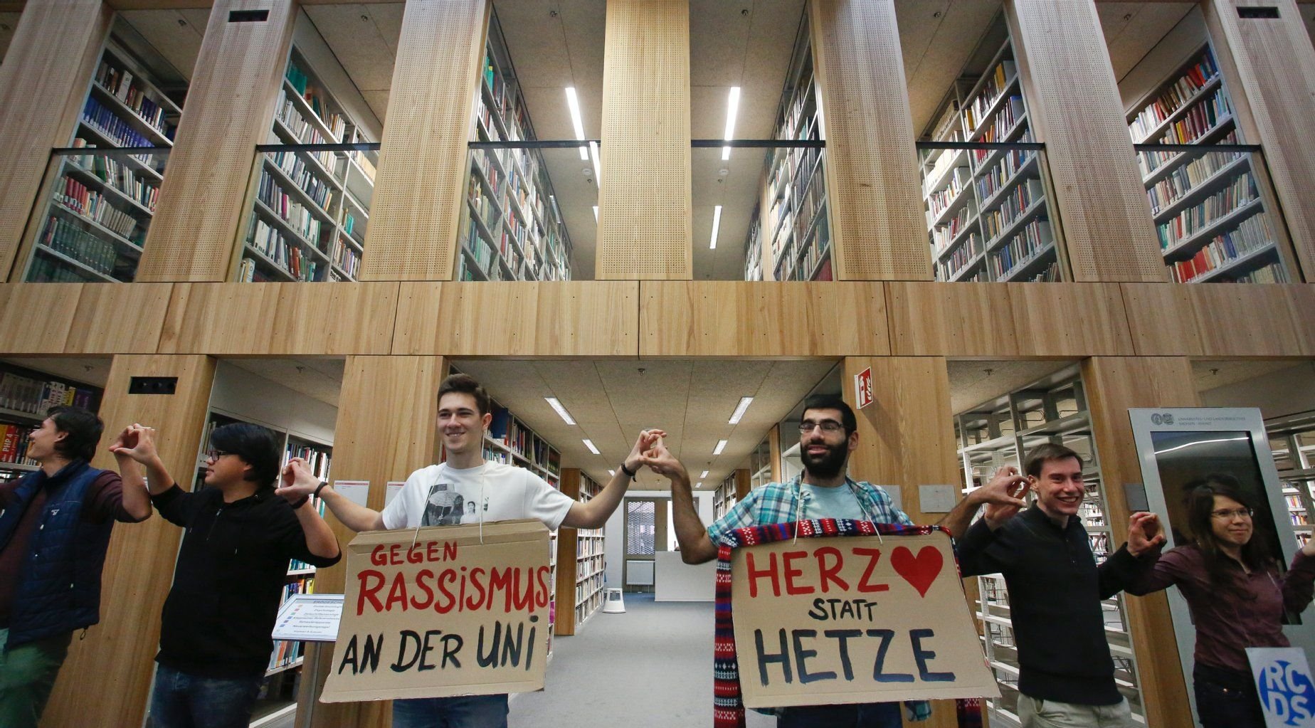 Flashmob in der Steintorbibliothek unter dem Motto: "Herz statt Hetze - gegen Rassismus in der MLU".