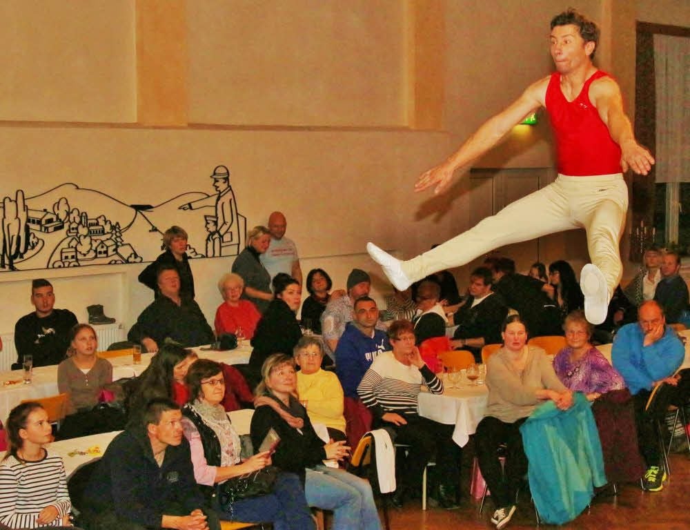 Staunen hat Rigo Müller mit diesem waghalsigen Flug durch den Saal ausgelöst.