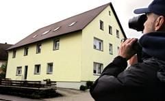 Ein Kameramann macht am Montag (09.05.2005) in Unterferrieden (Mittelfranken) Aufnahmen von dem Haus, in dem am Sonntag (08.05.2005) in den späten Abendstunden die Leichen von zwei Kindern und ihrem Vater gefunden worden waren. (Foto: dpa)