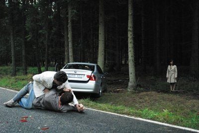 Linas (oben, Jonas Antanelis), Tadas (unten, Dainius Gavenonis) und Laura (r, Julia-Maria Köhler) in einer Szene aus dem Kinofilm "LowLights" (FOTO: DPA)