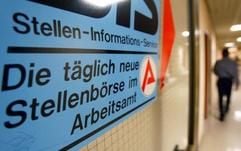 Trotz der Einigung von Regierung und Union über dieletzten offenen Details der Arbeitsmarktreform Hartz IV wollen diemeisten Ostländer dem Kompromiss an diesem Freitag im Bundesrat nichtzustimmen. (Foto: dpa)