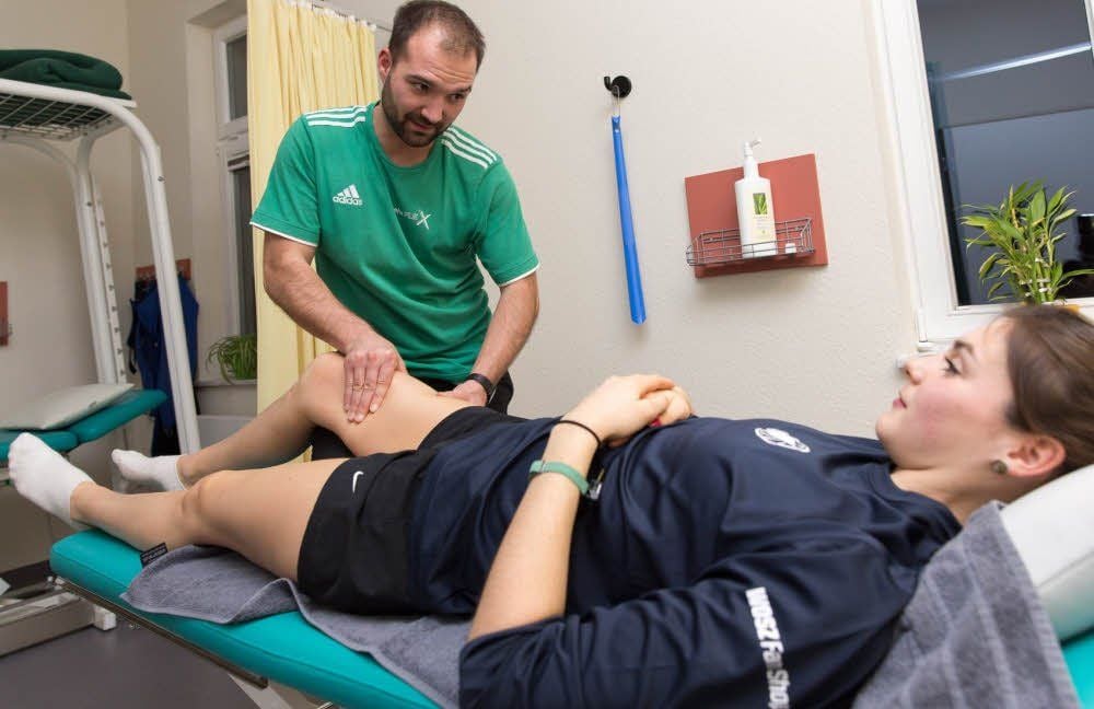 Bei Physiotherapeut Patrick Buschmann weiß Noémie Rouault ihr Knie in guten Experten-Händen.