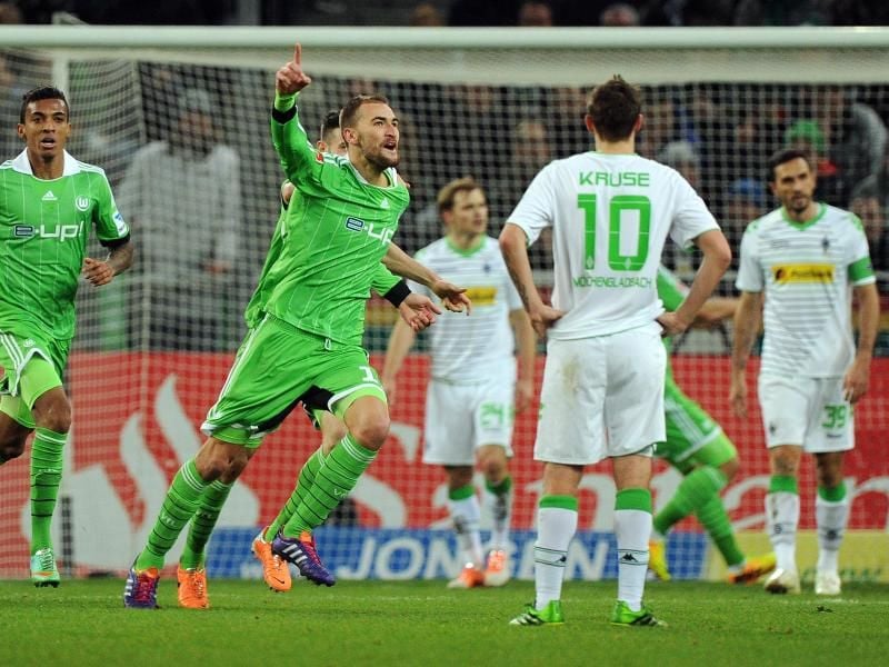 Wolfsburgs Bas Dost (M) erzielte kurz vor Schluss den 2:2-Ausgleich.