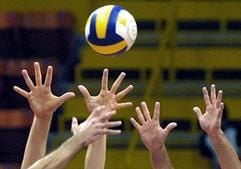 Hände strecken sich zum Block dem Ball entgegen. (Foto: dpa)