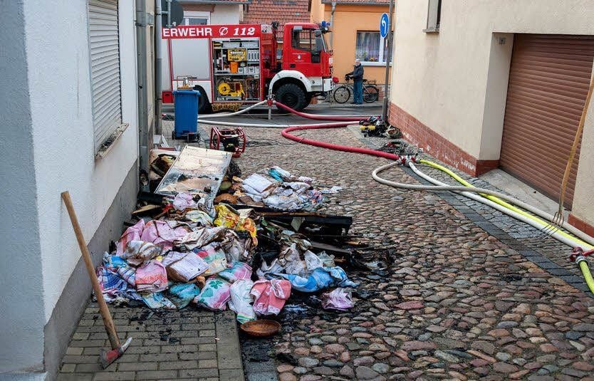 Die Feuerwehr war mit einem Großaufgebot vor Ort, um ein Übergreifen der Flammen zu verhindern.