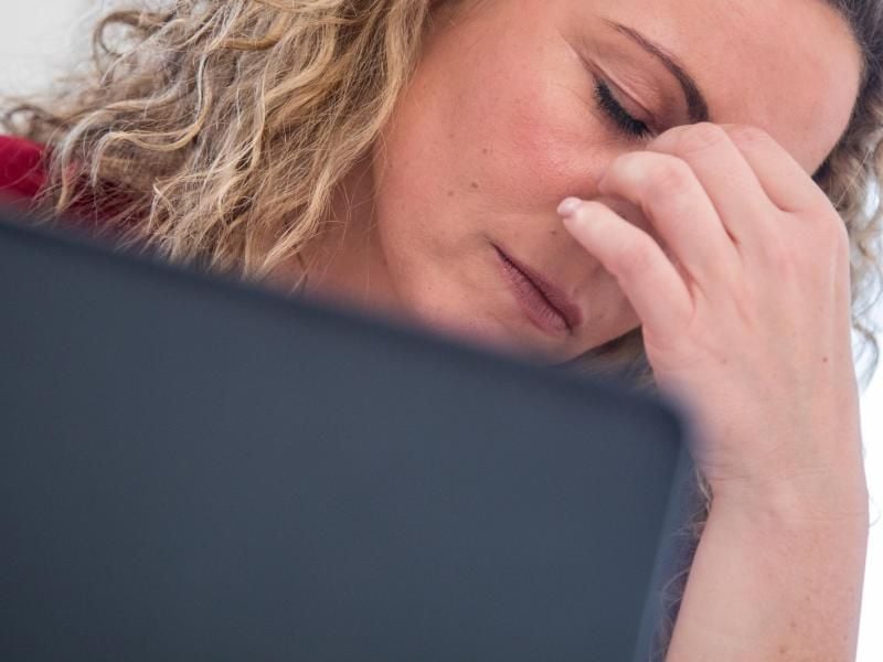 Schnell an etwas Schönes denken: Das kann helfen, wenn man im Job den Tränen nah ist. Foto: Christin Klose/dpa-tmn
