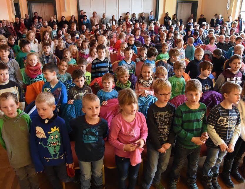 Bis auf den letzten Platz besetzt ist der Rathaussaal in Eckartsberga, als die Grundschüler ihr Weihnachtsprogramm aufführen.