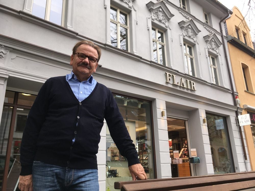 Martin Wiesenmüller vor der restaurierten Fassade seines Hauses Lindenstraße 5, in dem er mit seiner Frau Petra eine Parfümerie betreibt.