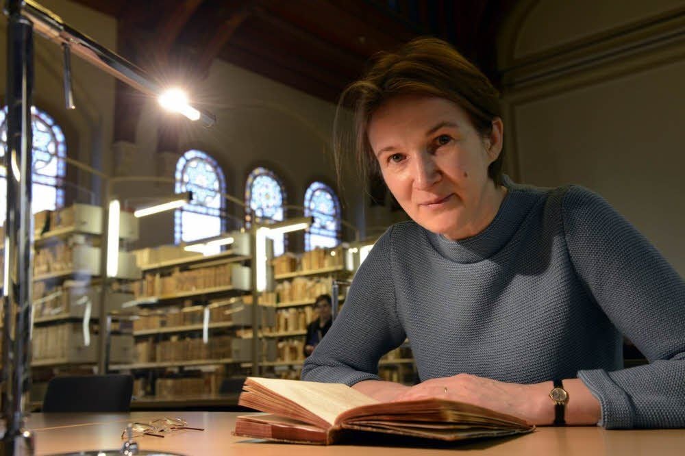 Elisabeth Décultot arbeitet in der Bibliothek des Interdisziplinären Zentrums für die Erforschung der Europäischen Aufklärung (IZEA).