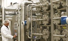 Tobias Suchert, Mitarbeiter der Serumwerk AG in Bernburg, richtet die neue Produktionsanlage für Hydroxyethylstärke (HES) ein. (Foto: dpa)