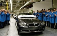 Die erste 3er-Limousine 320i der fünften Generation in der Farbe «Sparkling Graphite Metallic» wird von den Beschäftigten an den Vertrieb übergeben. (Foto: BMW/dpa)