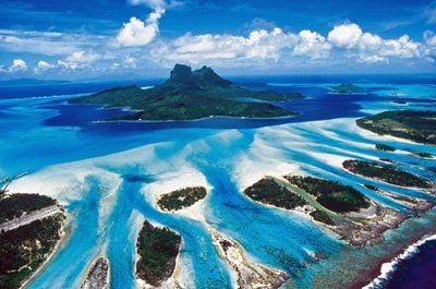 Eine große Insel mit einem Ring aus kleinen «Motus»: Bora Bora ist der Rest eines erloschenen Vulkans und liegt etwa 280 Kilometer nordwestlich von Tahiti. (FOTO: DPA)