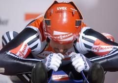 Der deutsche Rennrodler Georg Hackel (RC Berchtesgaden) dehnt sich am Samstag (04.01.2003) vor seinem Start bei den European Open 2003 im Rennrodeln, die am oberbayerischen Königssee (Landkreis Berchtesgaden) stattfinden. Hackel unterlag im K.O.-System im Halbfinale gegen den Italiener Reinhold Rainer. (Foto: dpa)