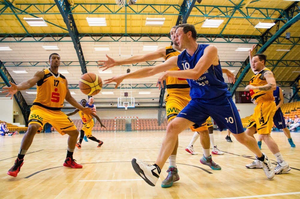 Mario Friedrich (in blau) und seine Teamkollegen kamen gegen den Erst-Regionalligisten aus Aschersleben gehörig unter Druck.