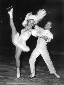 Die Eiskunstläufer Paul Falk und Ria Baran in der Show "Holiday on Ice" 1955 im Berliner Sportpalast. Von 1947 bis 1952 waren Baran/Falk unangefochten Deutsche Meister im Paarlauf. In den Jahren 1951 und 1952 gewannen sie die Europa- sowie die Weltmeisterschaften im Paarlauf. Diese Erfolge krönten sie mit dem Sieg bei den Olympischen Spielen 1952. Im Herbst 1952 wechselte das beliebte Paar ins Profilager und legte den finanziellen Grundstein für die Zukunft. Mitte der 50-er Jahre zogen sich Baran/Falk vom Sport zurück um ihr Hotel in Düsseldorf zu leiten. Ria Baran wurde am 29. November 1922 geboren und verstarb am 12. November 1986. Paul Falk wurde am 21. Dezember 1921 in Dortmund geboren. dpa (Zu dpa Korr.-Bericht "Paul Falk feiert 80. Geburtstag" vom 19.12.2001, nur s/w)
