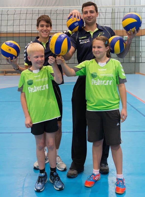 Die Bundesliga-Spieler des CV Mitteldeutschland, Dennis Hefter (l.) und Artur Augustyn, laden mit den Kindern Paul Schmiedl (l.) und Paula Berger ein zum Volleyballspielen. Am 23. Oktober findet das Trainingscamp vom MZ, Fielmann un CV Mitteldeutschland in der Jahrhunderthalle in Spergau statt.