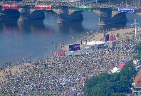 Am Dresdner Elbufer feiern die Kirchentagsteilnehmer den Abschlussgottesdienst. (FOTO: DPA)