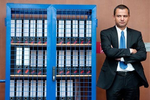 Der Vorsitzende im NSU-Untersuchungsausschuss, Sebastian Edathy (SPD) steht im Anhörungssaal des Paul-Löbe-Hauses in Berlin neben einem Aktenschrank mit Akten des Bundesamts für Verfassungsschutz. (FOTO: DPA)