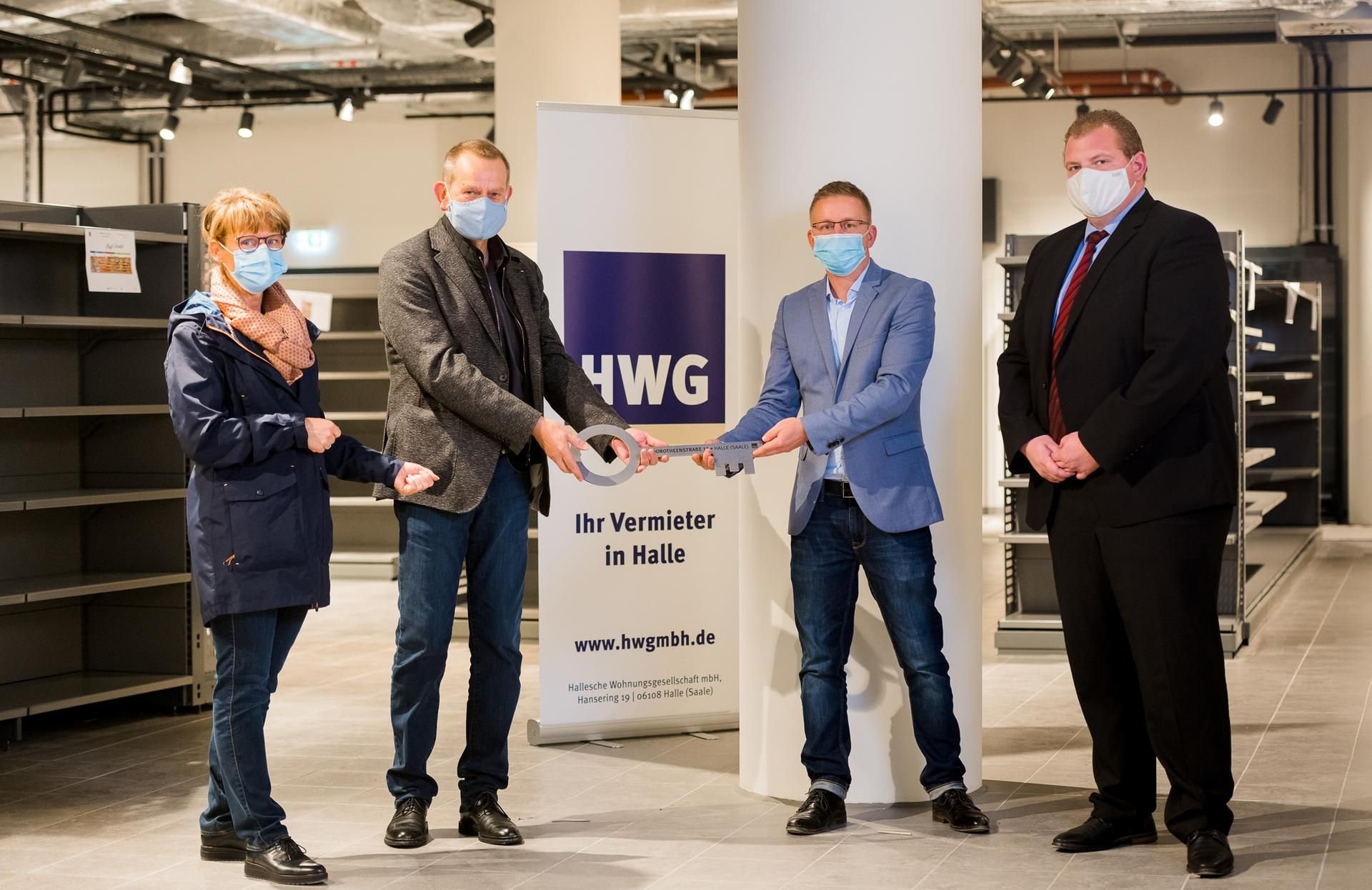 Der künftige Filialleiter Adrian Mehlhorn (3. v.l.) sowie Steven Wienskowski vom EDEKA-Vertrieb Sachsen-Anhalt erhielten den symbolischen Schlüssel von HWG-Geschäftsführer Jürgen Marx (2. v.l.) und Susann Schult, HWG-Abteilungsleiterin Wohnungswirtschaft.