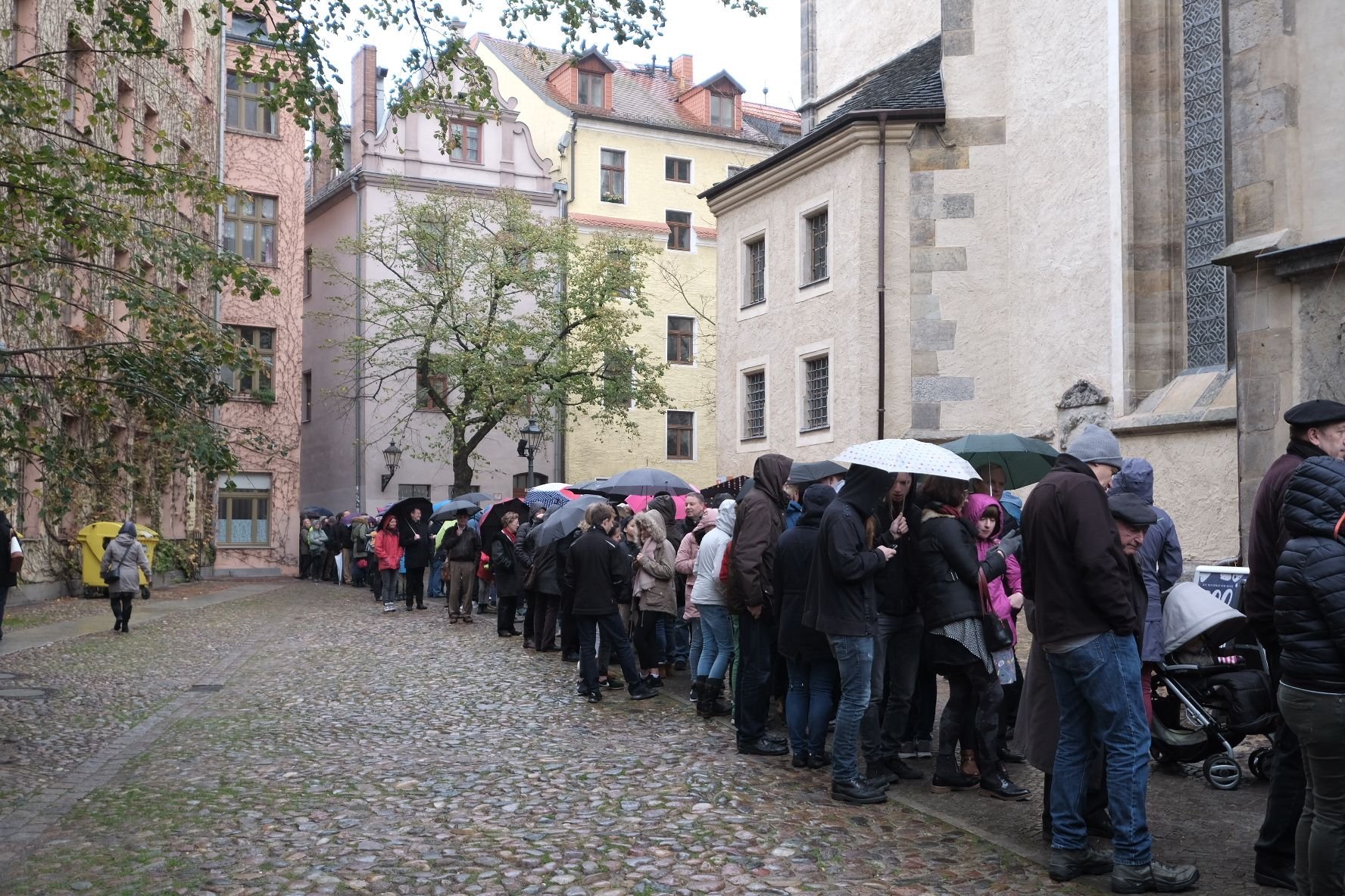 Zeitgleich zum Morgen-Gottesdienst in der Schlosskirche, wurde auch in der Stadtkirche ein Gottesdienst durchgeführt. Dafür standen viele Menschen Schlange.