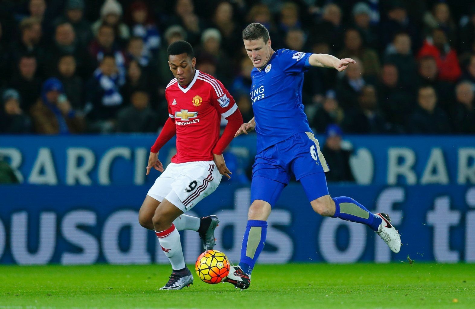 Leicester Abwehrchef Robert Huth (r.) im Duell mit Manchester-United-Stürmer Anthony Martial