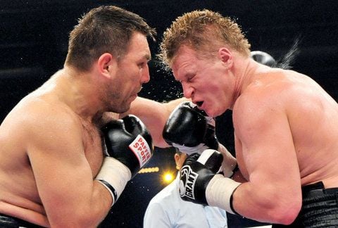 Alexander Powetkin (r.) gewinnt den Kampf nach Punkten und holt den Titel. (FOTO: DPA)