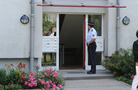 Bei einer Zwangsräumung in diesem Haus in Karlsruhe ist es am Mittwoch zu einer Schießerei mit einer Geiselnahme gekommen. (FOTO: DPA)