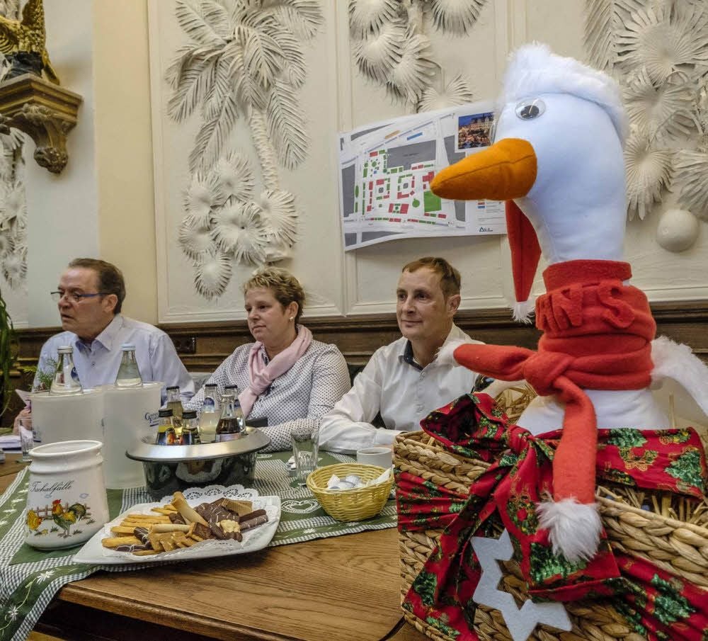 Unter Palmen. Im „Palmensaal“ des „Goldenen Adlers“ stellte der Vorsitzende des Wittenberger Gewerbevereins, Franz Neise (li.), mit den Beisitzern Michaela Kühnl und Hans-Jürgen Crahmer), den Weihnachtsmarkt 2017 vor.