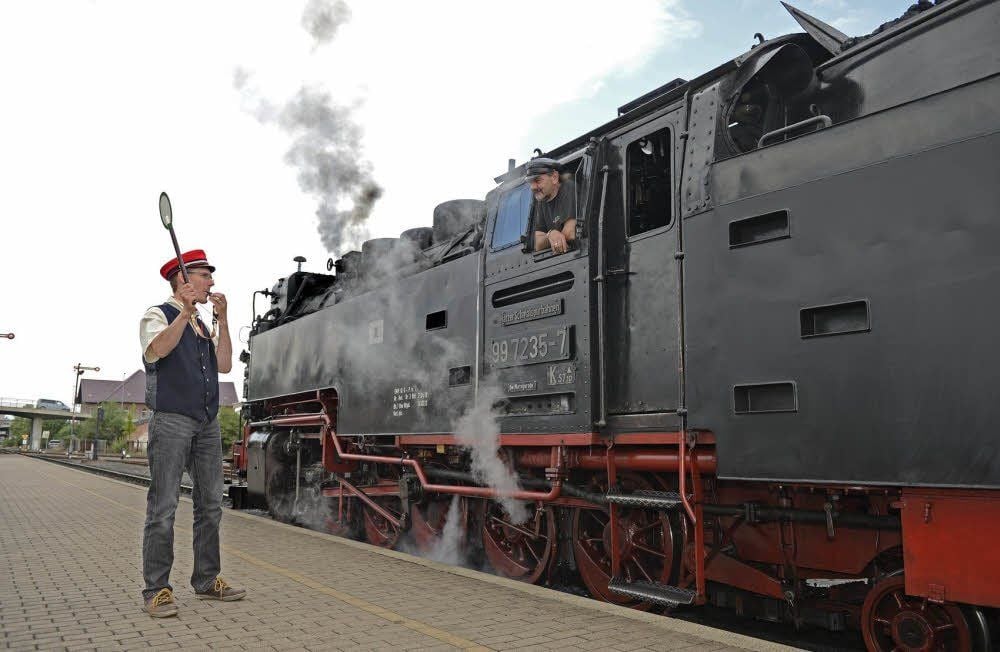 Abfahrt! MZ-Reporter Alexander Schierholz fertigt in Nordhausen den Zug zum Brocken ab.