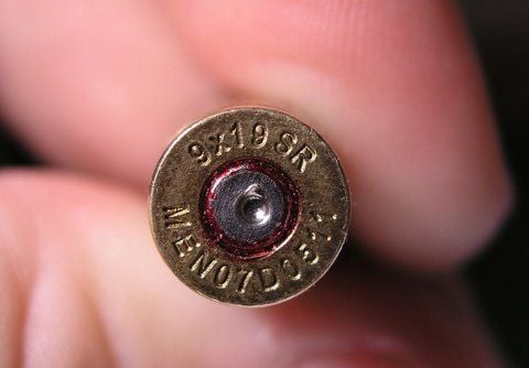 Eine Person hält eine Hülse des Kalibers neun Millimeter, wie sie bei Patronen der Polizeidienstwaffe Heckler&Koch Modell P 2000 verbaut wird, zwischen den Fingern. (FOTO: DPA)