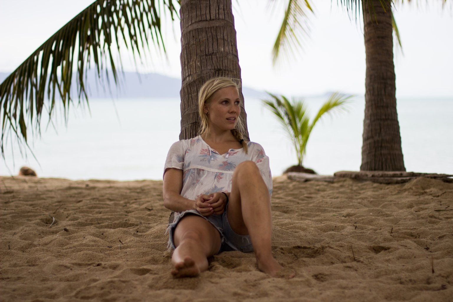 Ein ruhiger Moment für die Mama: Hanne Marie Braarvig am Strand von Koh Samui