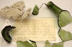 Ein Zettel mit Notizen zweier ehemaliger Häftlinge des KZ Sachsenhausen. (Foto: dpa)