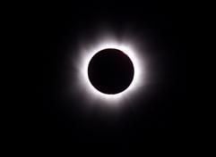 Die Sonne zeigt am 11.08.1999 während der totalen Sonnenfinsternis über Augsburg ihre Korona. (Foto: dpa)