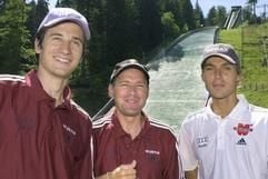 Bundestrainer Wolfgang Steiert (M) am 10. Juli 2003 mit Skispringer Martin Schmitt (l) und Sven Hannawald vor der Adlerschanze in Hinterzarten. (Foto: dpa)