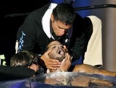 Der US-Aktionskünstler David Blaine (33)hat länger an einem Stück unter Wasser ausgehaltenals je ein Mensch vor ihm. Er verließ seinmannshohes, mit Wasser gefülltes Aquariumin der Nacht zum Dienstag, nachdem er siebenTage und acht Stunden ohne Schlaf und festeNahrung darin verbracht hatte. Ein Weltrekordim Atem anhalten gelang ihm jedoch nicht. (Foto: dpa)