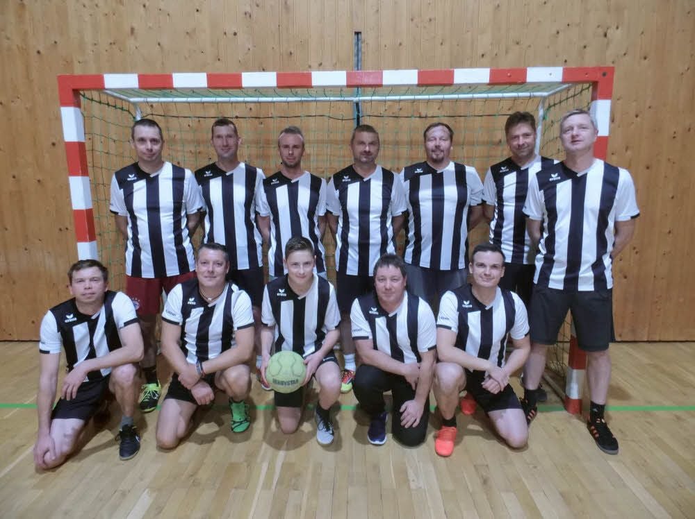 Die Montagsfußballer aus Barnstädt treffen sich jede Woche in der Sporthalle des Ortes zum Kicken.