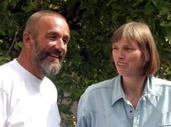 Rainer Bracht (l) steht zusammen mit seiner Ehefrau Petra im Vorgarten seiner Hauses in Detmold und gibt den wartenden Journalisten Interviews. Rainer Bracht, der in der Sahara verschleppt wurde, kam am frühen Mittwochmorgen am Flughafen Köln-Bonn an^. (Foto: dpa)