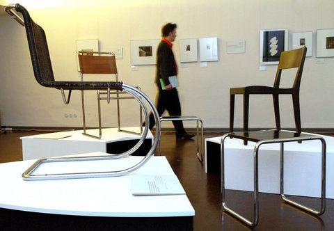 Ein Stuhl, den der Bauhaus Künstler Marcel Breuer 1926/27 entworfen hat (vorn). (FOTO: ARCHIV/DPA)
