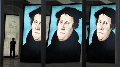 Blick auf ein sich mehrfach spiegelndes Lutherbildnis in der Ausstellung «Fundsache Luther» in Halle (Saale). (FOTO: DPA)