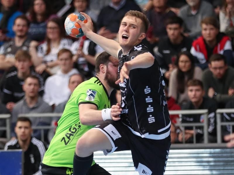 Nikola Bilyk (r) wird Kiel länger fehlen. Foto: Friso Gentsch/dpa