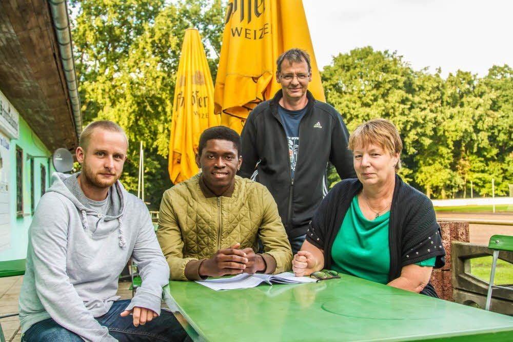 Georg Schalow (li.), Udo Pfeifer und Mona Berschmann stärken Mohamed Touré den Rücken.
