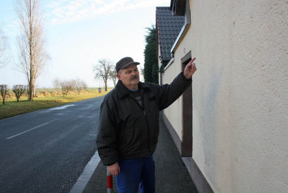 Lutz Schilling wohnt in Zabitz am Ortsausgang in Richtung Köthen, direkt an der Kreisstraße 2087. Sein Haus mit der Nummer 1 haben die durch den Schwerlastverkehr hervorgerufenen Erschütterungen bereits an etlichen Stellen beschädigt. Risse durchziehen das Mauerwerk.