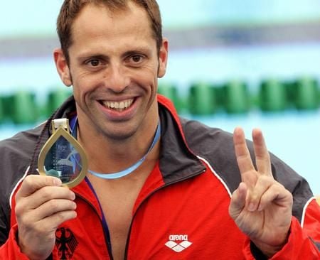 Der deutsche Schwimmer Mark Warnecke zeigt nach der Siegerehrung am Mittwoch stolz seine Goldmedallie. Der 35 Jahre alte Arzt aus Bochum, der für die SG Essen startet, schlug nach 27,63 Sekunden an. In der WM-Geschichte seit 1973 ist Warnecke der älteste Titelträger im Schwimmen. (Foto: dpa)
