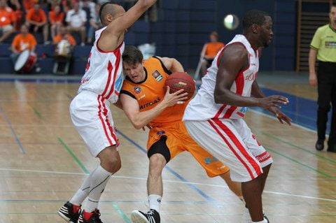 Malte Schwarz (Mitte) im harten Schlagabtausch mit zwei Würzburgern im Spiel vom Oktober 2012.