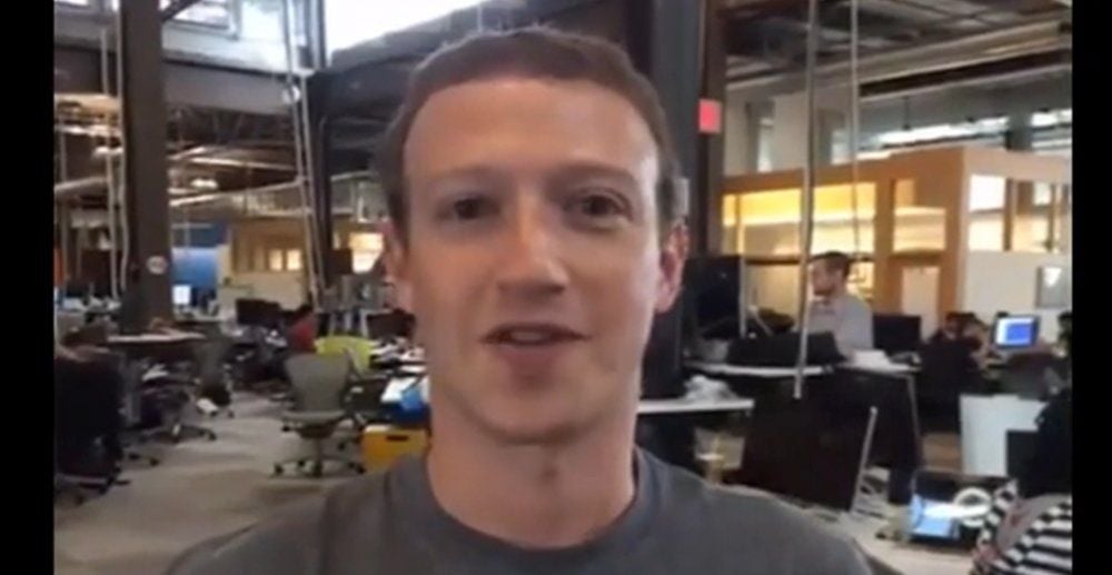 Mark Zuckerberg zeigt in einem Video das Facebook-Headquarter in Menlo Park, Palo Alto.