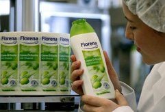 Die Mitarbeiterin Christine Daal prüft die Etikettierung eines Duschbades in der Florena Cosmetic GmbH im sächsischen Waldheim. (Foto: dpa)