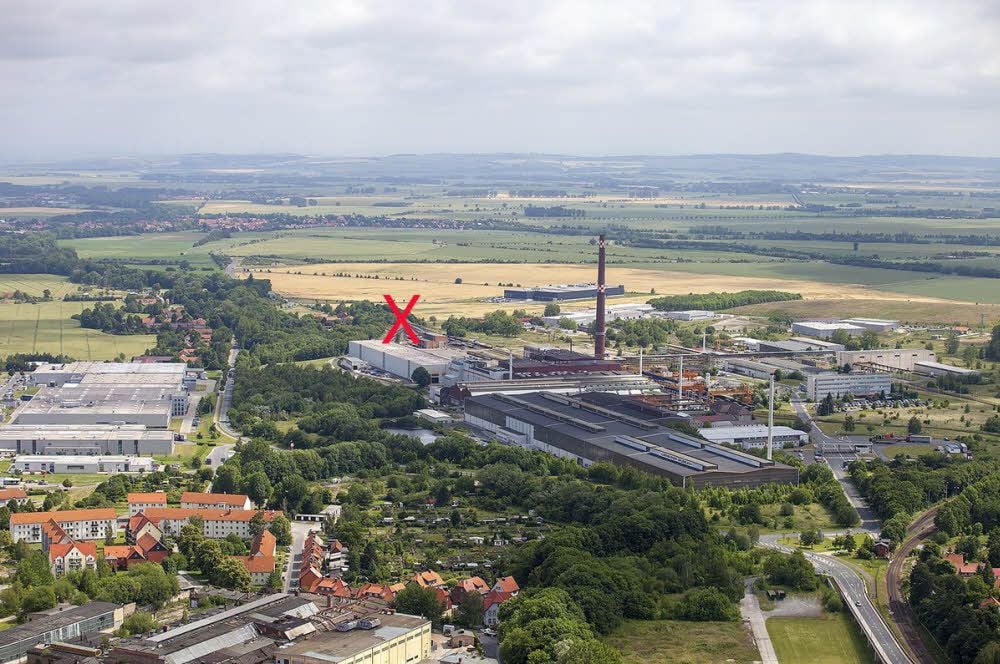In direkter Nachbarschaft zum Ilsenburger Walzwerk und nahe an den Wohnhäusern befand sich zur DDR-Zeit die Kupferhütte - in unserem Luftbild von 2014 durch ein x gekennzeichnet.