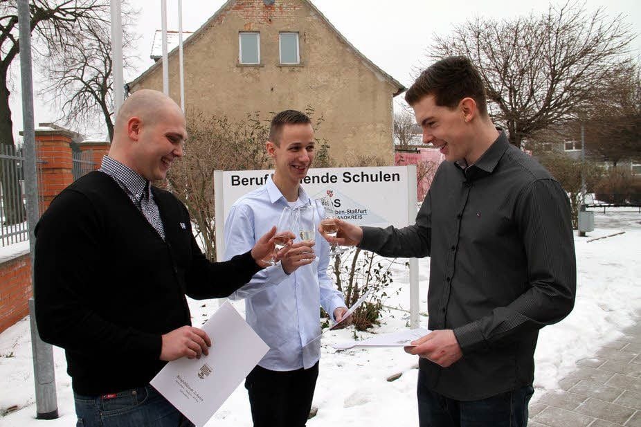 Grund zum Feiern hatten Hannes Pulze, Dario Balke und Christoph Steinbrecher (v.l.). Sie freuen sich über super Abschlüsse und vor allem: Sie wissen schon jetzt, wie es beruflich für sie weitergeht.