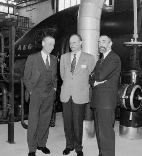 Als das Kraftwerk 1995 Denkmal wurde, waren Wirtschaftsminister Klaus Schucht, VEAG-Vorstand Martin Martini und Regierungspräsident Friedrich Kolbitz (v. l.) zugegen.