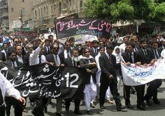 Pakistanische Juristen demonstrieren im pakistanischen Karachi gegen die Entlassung eines Richters. (Foto: dpa)